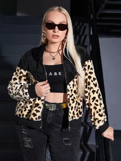 Abrigo para dama color negro con diseño de animal print