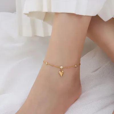 Tobillera de acero de titanio color dorado con dije de corazón
