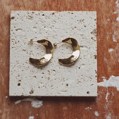 Par de aretes de titanio de titanio para dama color dorado