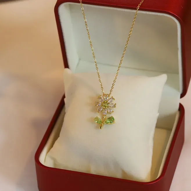 Collar de acero de titanio con diseño de flor