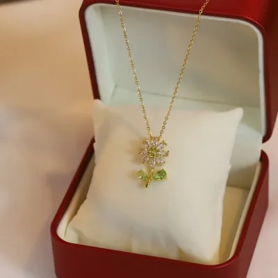 Collar de acero de titanio con diseño de flor
