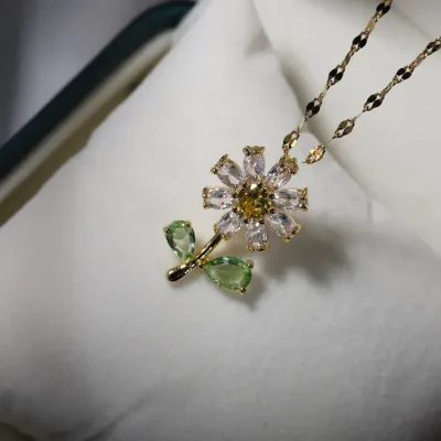 Collar de acero de titanio con diseño de flor