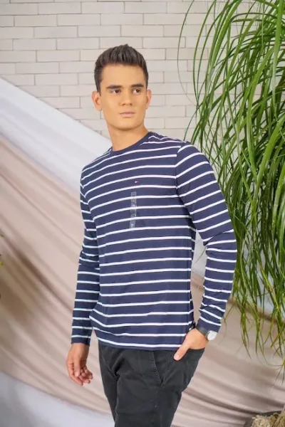 Camiseta Tommy Hilfiger para caballero con diseño a rayas