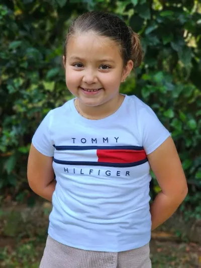 Camiseta Tommy Hilfilger para niña color blanco