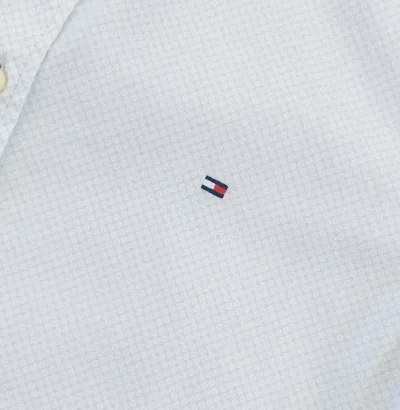 Camisa Tommy Hilfiger para caballero diseño de lunares