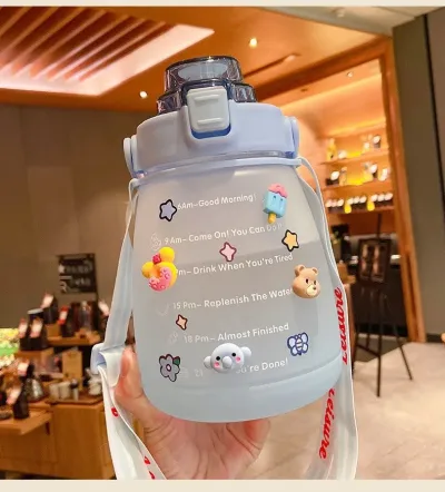 Botella azul cielo con botones con diseños varios al azar