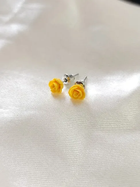Par de aretes para dama diseño de rosa amarilla