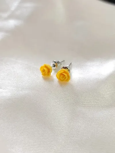 Par de aretes para dama diseño de rosa amarilla