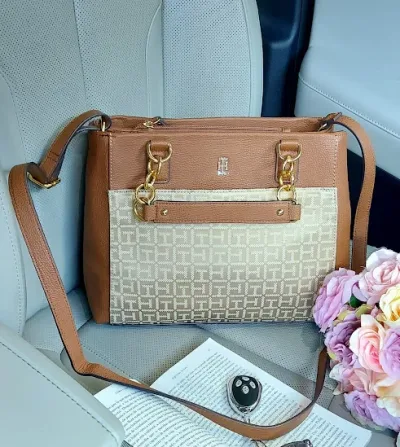 Bolso Tommy Hilfiger para dama color camel y beige