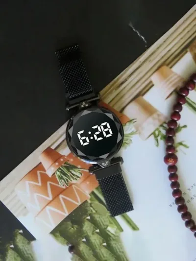 Reloj digital para dama color negro.