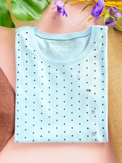 Camiseta Tommmy Hilfiger para dama color celeste puntos azules