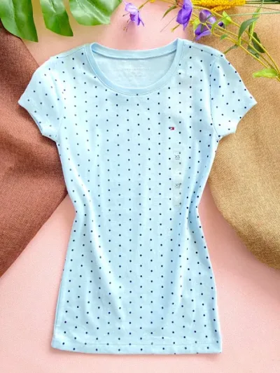 Camiseta Tommmy Hilfiger para dama color celeste puntos azules