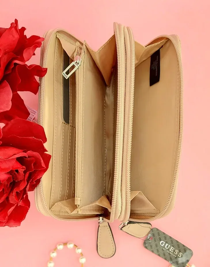 Cartera Guess para dama color rosa