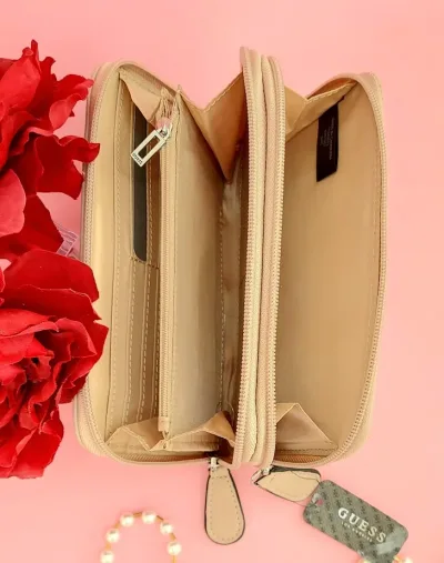 Cartera Guess para dama color rosa
