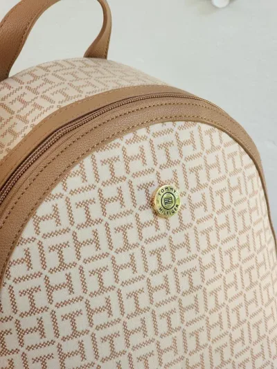 Bolso Tommy Hilfiger para dama XW03752-9740F5 COLOR BEIGE