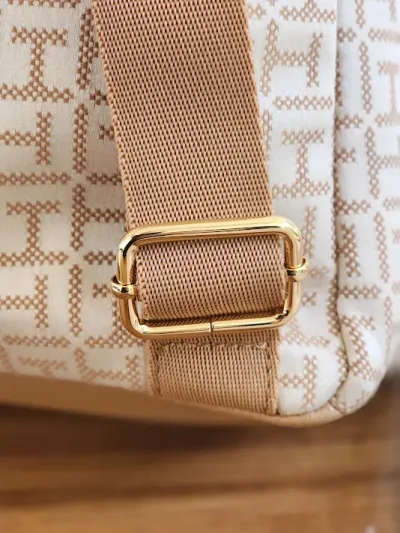 Bolso Tommy Hilfiger para dama XW03752-9740F5 COLOR BEIGE