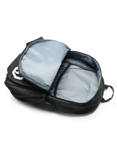 Mochila color negro con diseño animado
