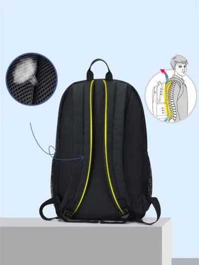 Mochila color negro con diseño animado