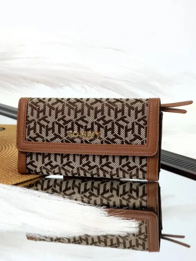 Cartera Tommy Hilfiger para dama color café