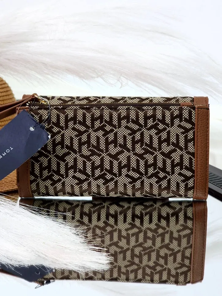 Cartera Tommy Hilfiger para dama color café