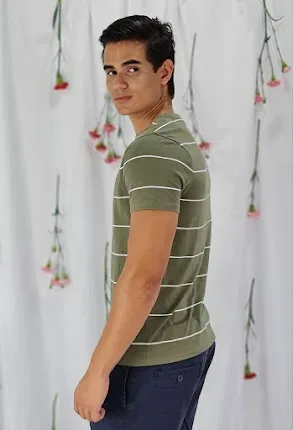 Camiseta Tommy Hilfiger para caballero color verde musgo con rayas blancas