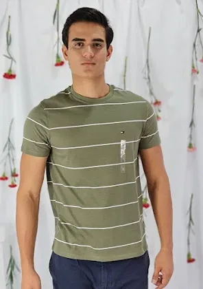 Camiseta Tommy Hilfiger para caballero color verde musgo con rayas blancas