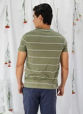 Camiseta Tommy Hilfiger para caballero color verde musgo con rayas blancas