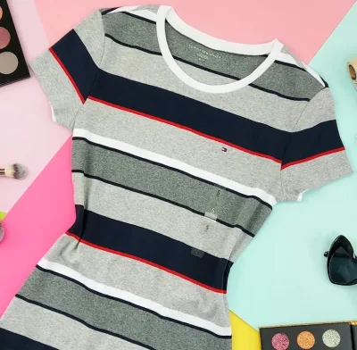 Camiseta Tommy Hilfiger para dama diseño a rayas color gris, azul, blanco y rojo