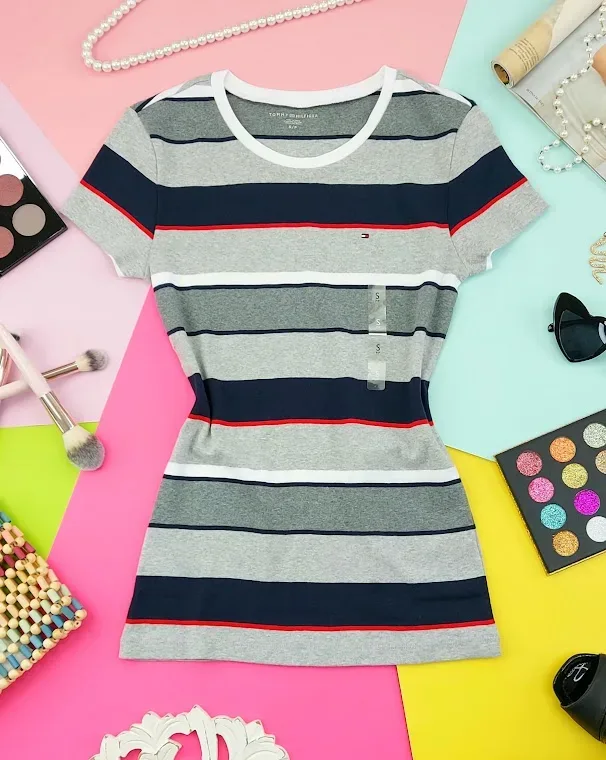 Camiseta Tommy Hilfiger para dama diseño a rayas color gris, azul, blanco y rojo