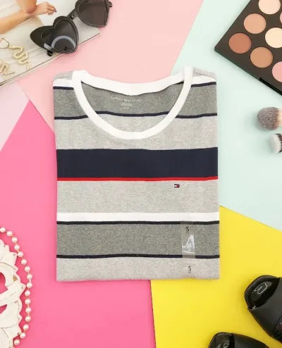 Camiseta Tommy Hilfiger para dama diseño a rayas color gris, azul, blanco y rojo