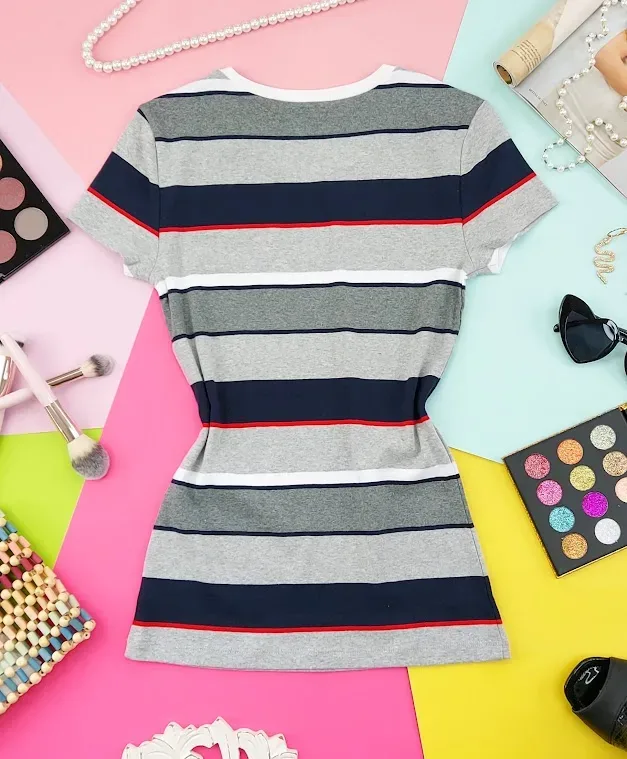 Camiseta Tommy Hilfiger para dama diseño a rayas color gris, azul, blanco y rojo