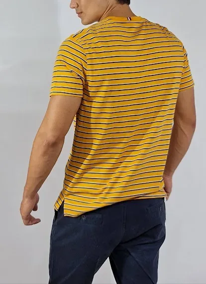 Camiseta Tommy Hilfiger para Caballero color mostaza con rayas blancas y azules