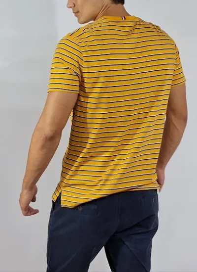 Camiseta Tommy Hilfiger para Caballero color mostaza con rayas blancas y azules