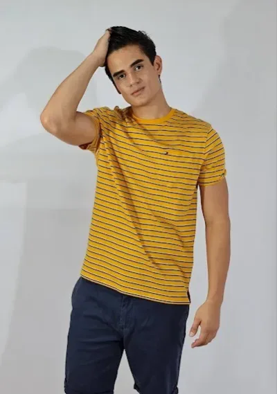Camiseta Tommy Hilfiger para Caballero color mostaza con rayas blancas y azules