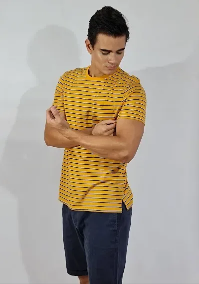 Camiseta Tommy Hilfiger para Caballero color mostaza con rayas blancas y azules