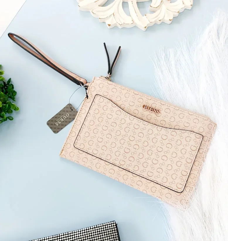 Cartera Guess para dama color rosa