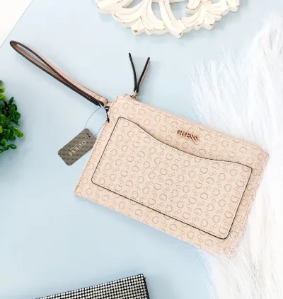 Cartera Guess para dama color rosa