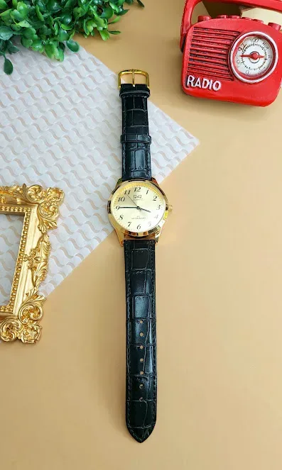 Reloj Q&Q para caballero color negro y dorado