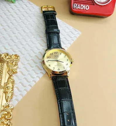 Reloj Q&Q para caballero color negro y dorado