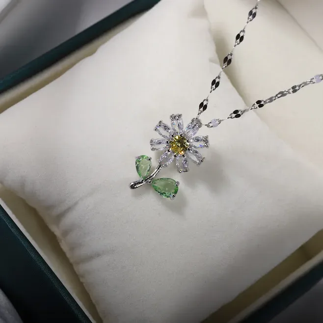 Collar de acero de titanio con diseño de flor