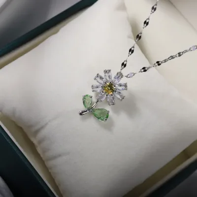 Collar de acero de titanio con diseño de flor