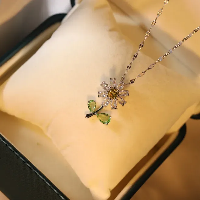 Collar de acero de titanio con diseño de flor