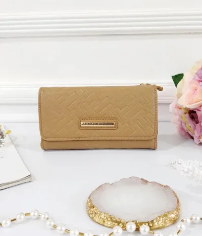 Cartera Tommy Hilfiger para dama color beige.