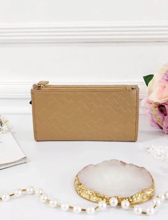Cartera Tommy Hilfiger para dama color beige.