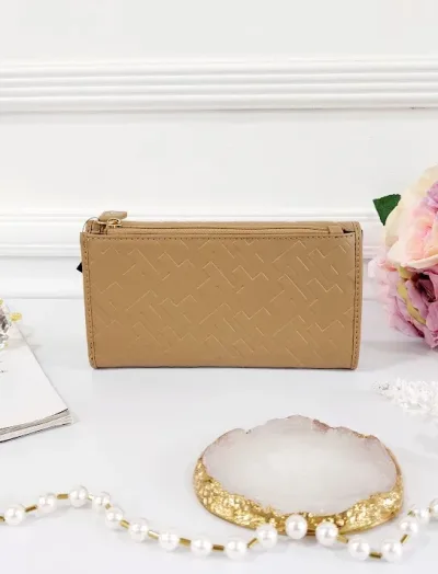 Cartera Tommy Hilfiger para dama color beige.