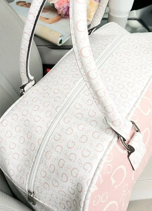 Bolso Guess para dama color rosa y blanco