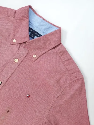 Camisa Tommy Hilfiger para caballero color vino claro