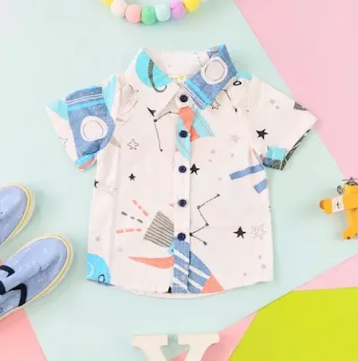 Camisa para niño color blanco con diseño de naves espaciales
