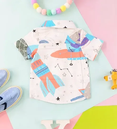 Camisa para niño color blanco con diseño de naves espaciales