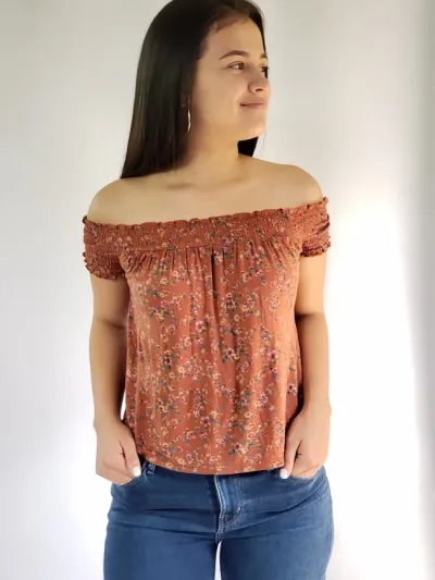 Blusa American Eagle para dama color café con diseño de flores